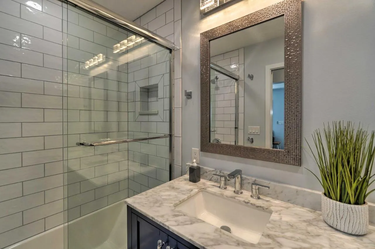 Holiday home Charming Vacation Close To Downtown! *