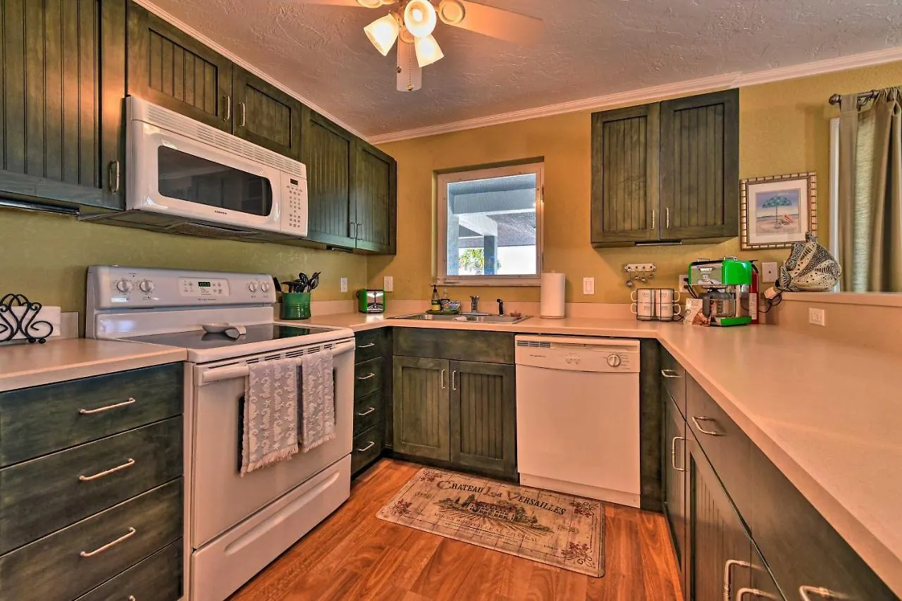 Bright Coastal Walk To Lido Key Beach! Appartamento