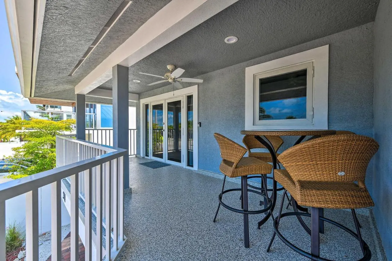Bright Coastal Walk To Lido Key Beach! Appartamento