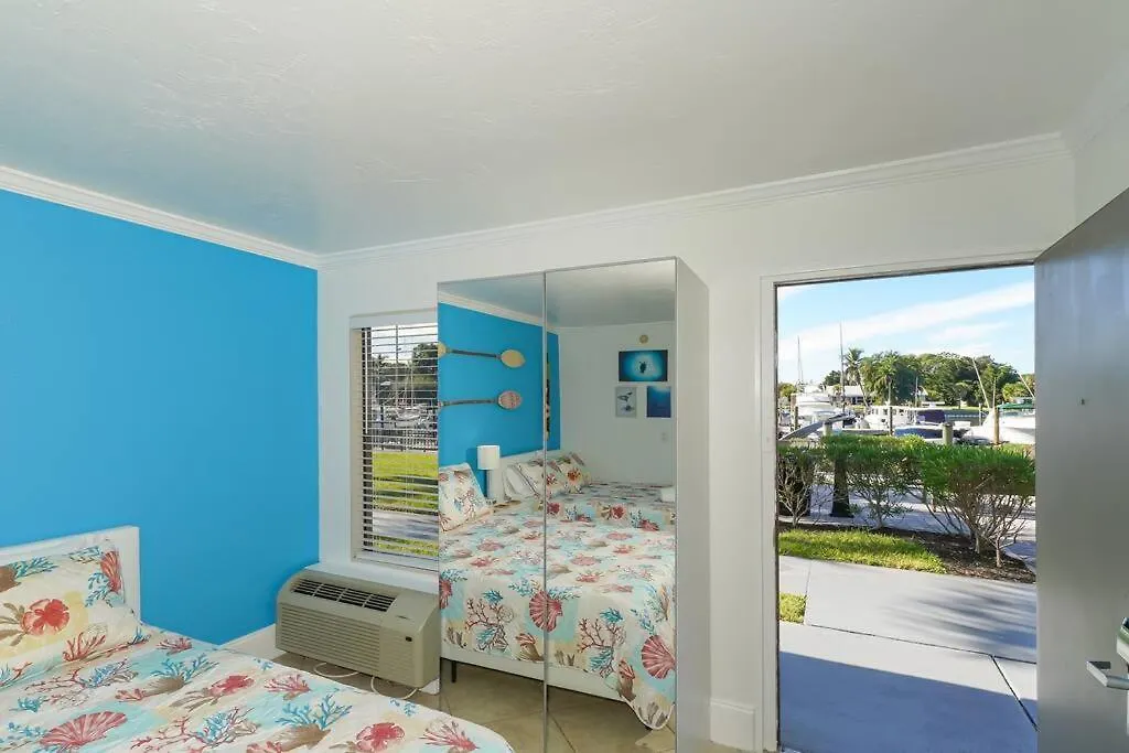 127 - Waterfront, Heated Pool, Huge Tv, Tiki Bar & Grill Apartment *