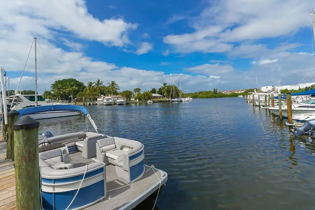 127 - Waterfront, Heated Pool, Huge Tv, Tiki Bar & Grill Apartment Sarasota