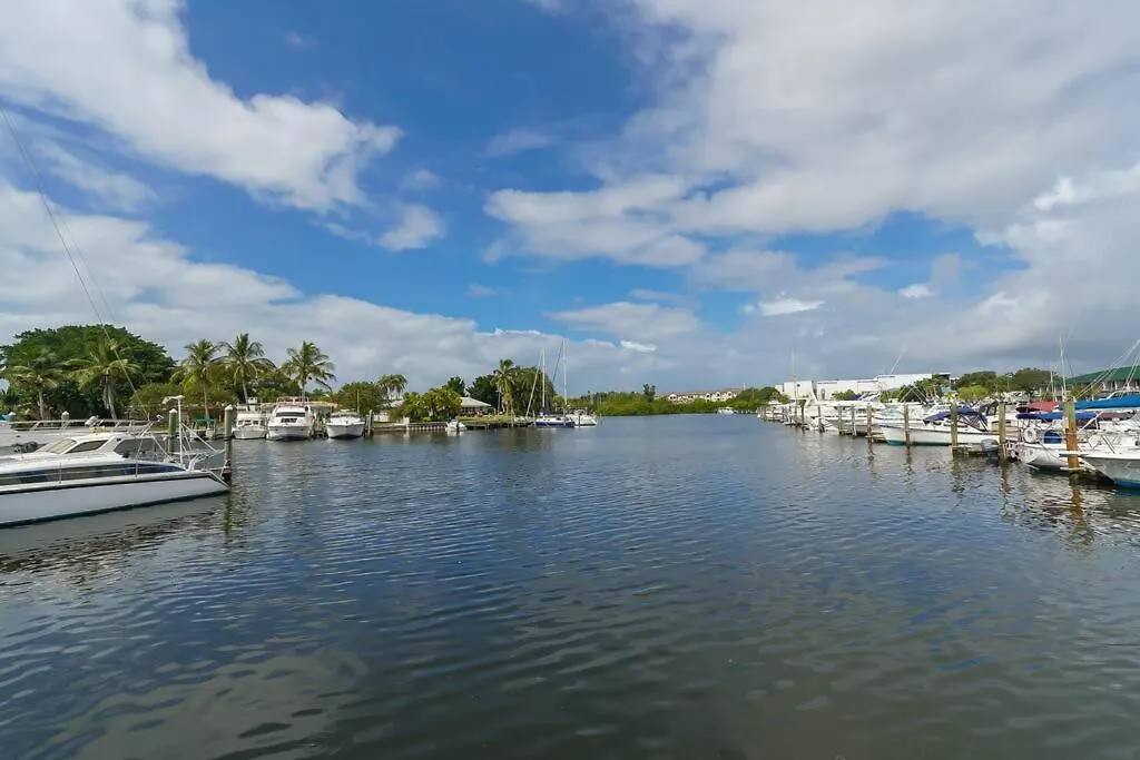 127 - Waterfront, Heated Pool, Huge Tv, Tiki Bar & Grill Apartment *