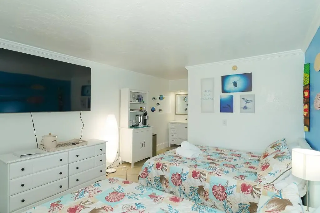 Apartment 127 - Waterfront, Heated Pool, Huge Tv, Tiki Bar & Grill Sarasota