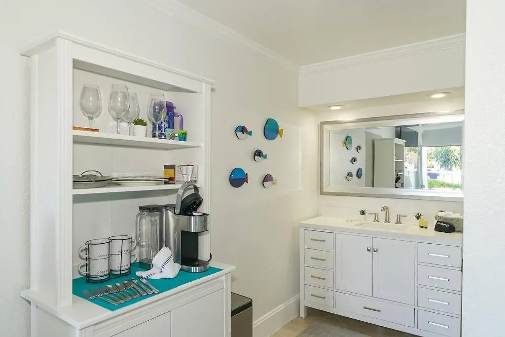 Apartment 127 - Waterfront, Heated Pool, Huge Tv, Tiki Bar & Grill Sarasota