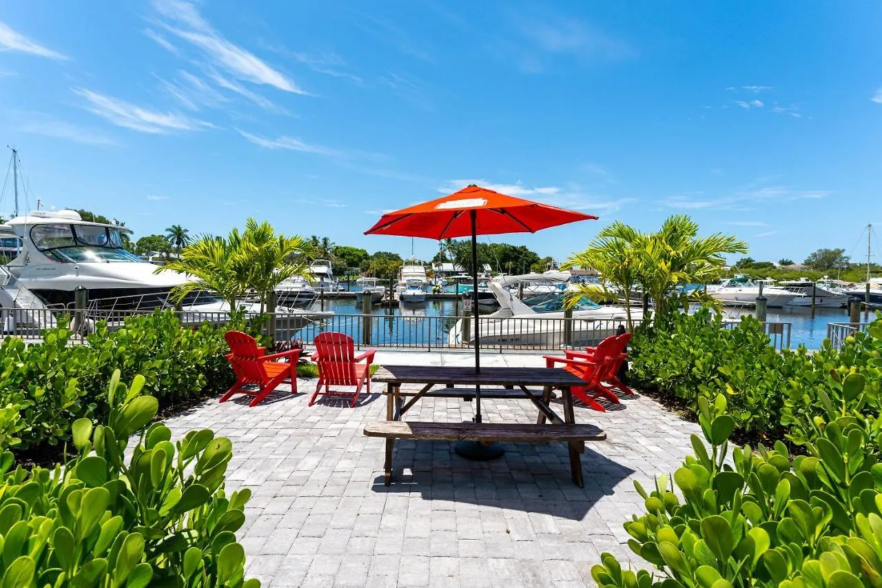 Apartment 127 - Waterfront, Heated Pool, Huge Tv, Tiki Bar & Grill