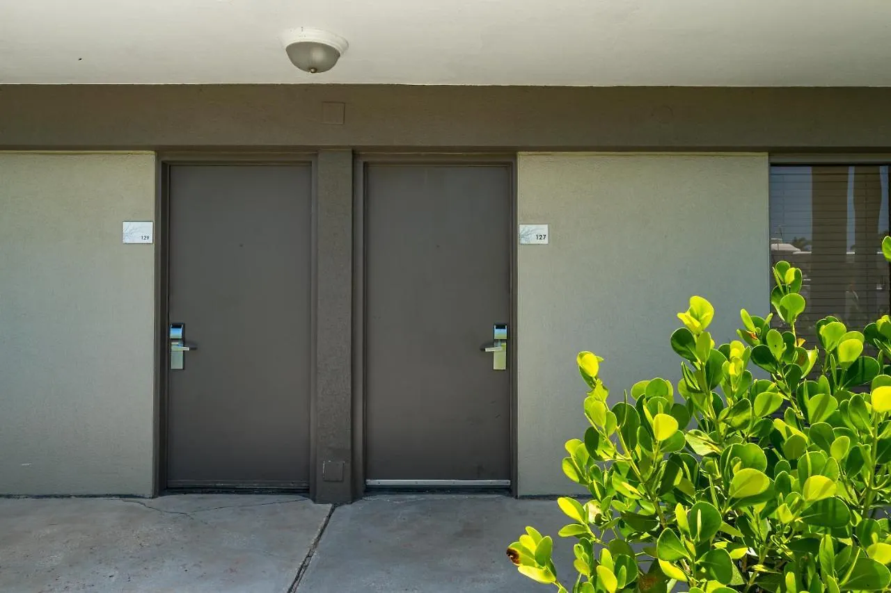 127 - Waterfront, Heated Pool, Huge Tv, Tiki Bar & Grill