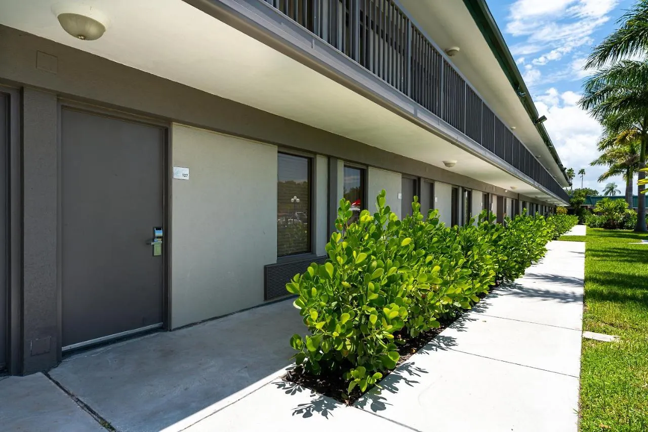 127 - Waterfront, Heated Pool, Huge Tv, Tiki Bar & Grill