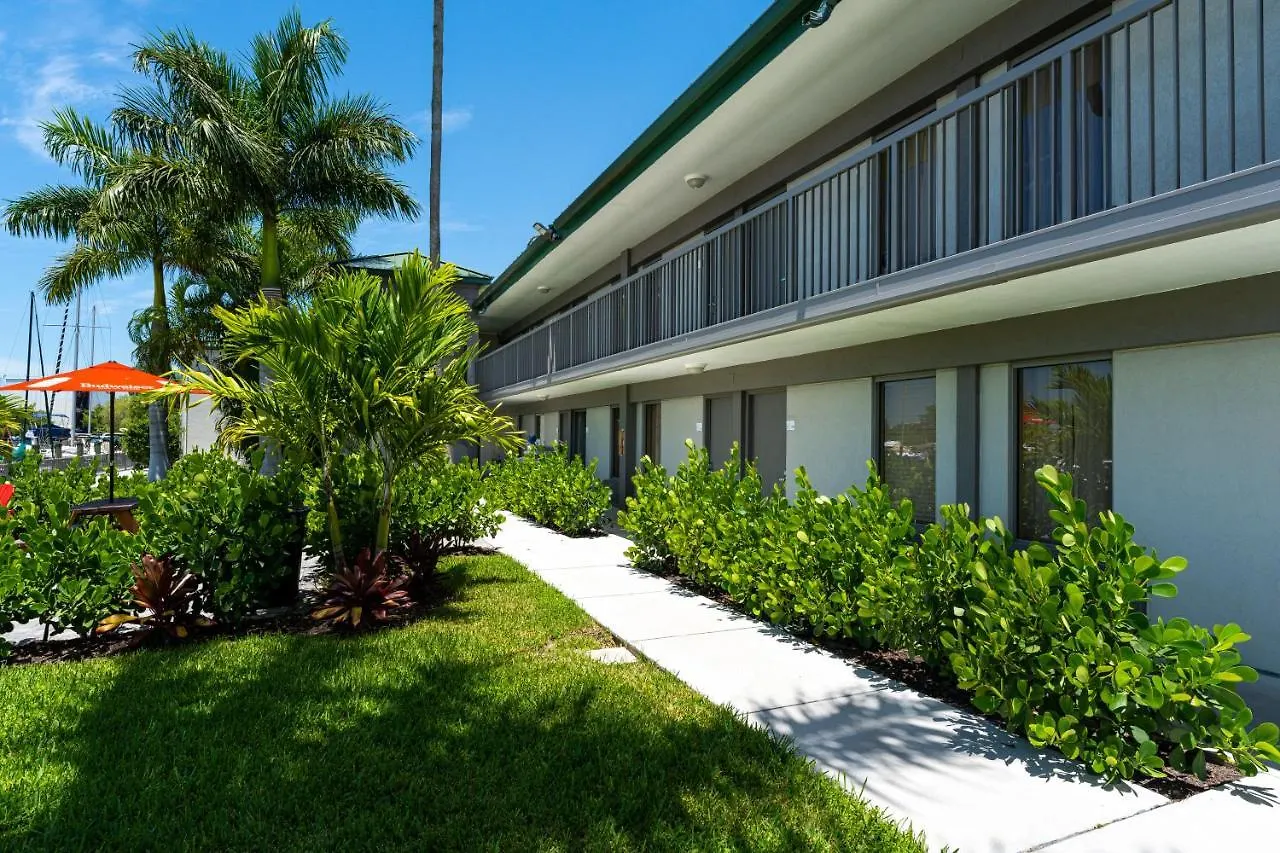 127 - Waterfront, Heated Pool, Huge Tv, Tiki Bar & Grill Apartment *