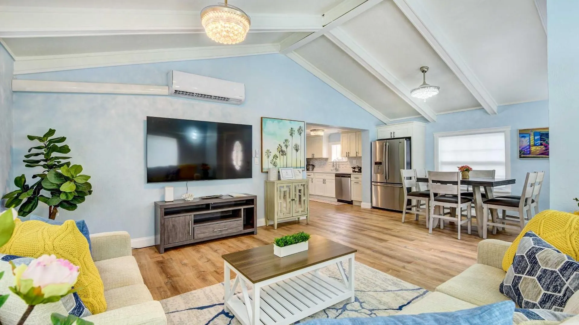 With Screened Porch, Walk To Zoo!