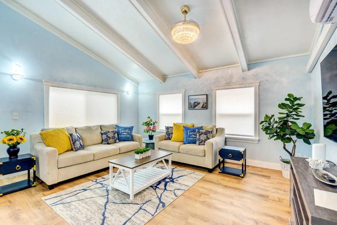 With Screened Porch, Walk To Zoo! Holiday home Sarasota