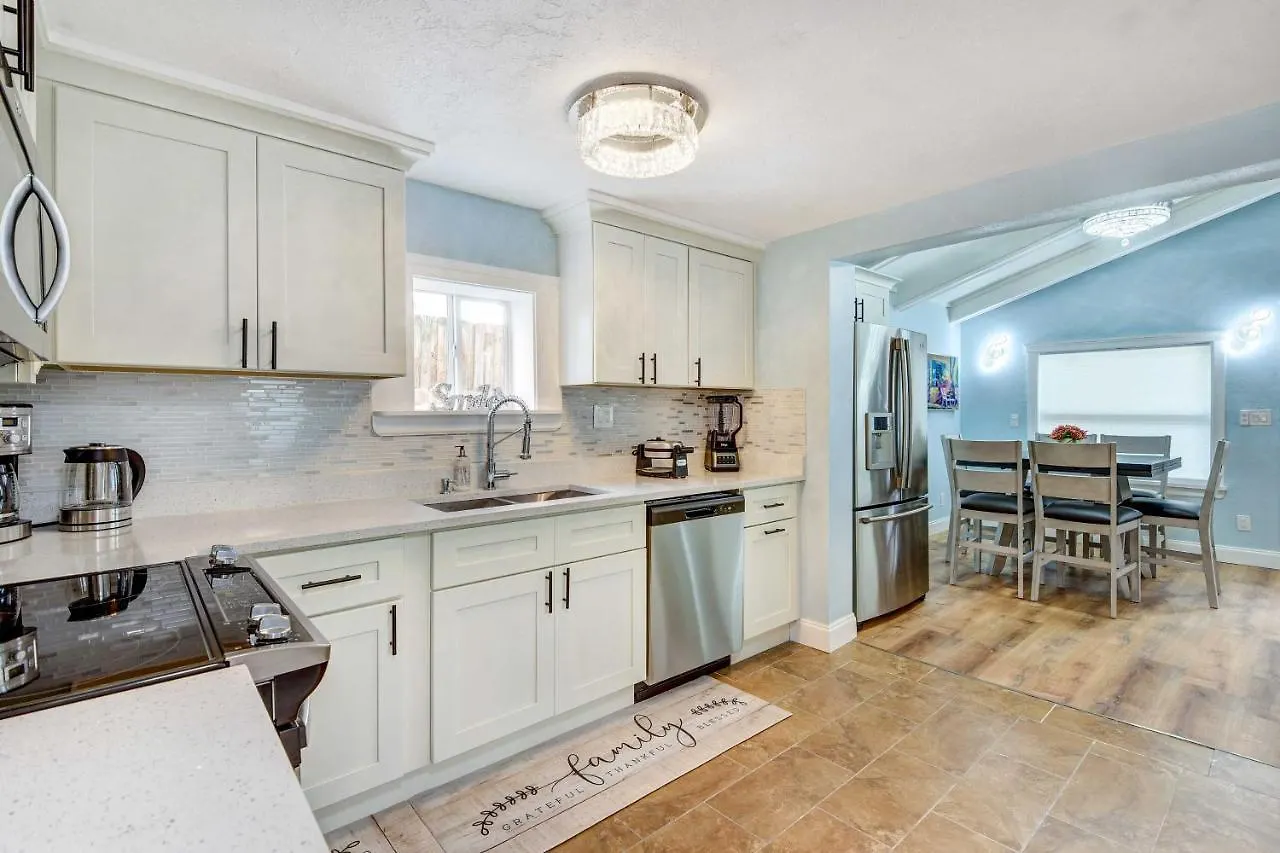 With Screened Porch, Walk To Zoo! *