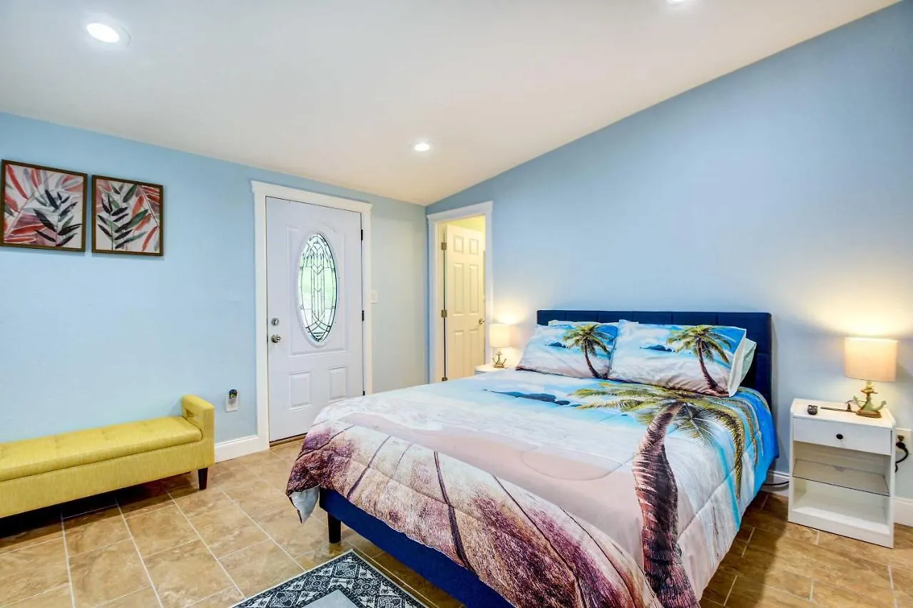 With Screened Porch, Walk To Zoo! Holiday home Sarasota