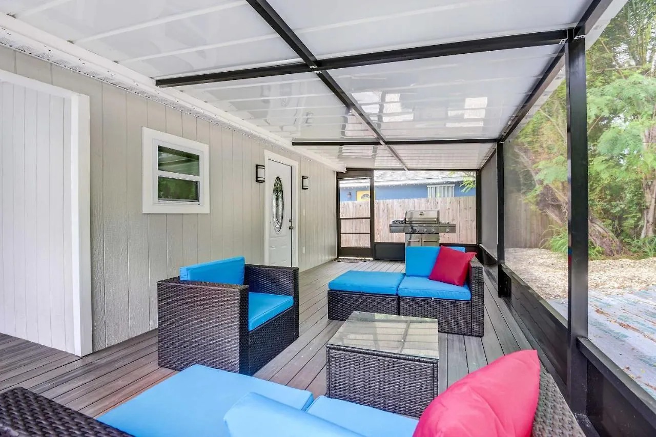 With Screened Porch, Walk To Zoo! Holiday home Sarasota
