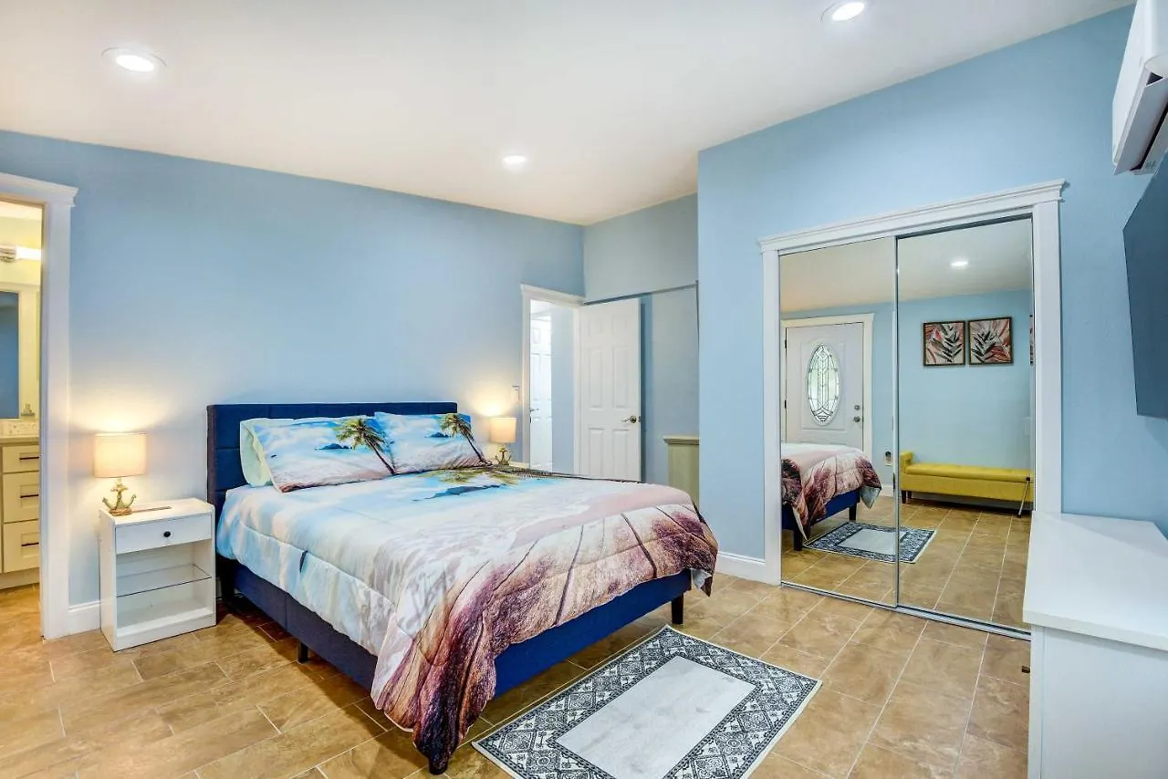 With Screened Porch, Walk To Zoo! Holiday home Sarasota