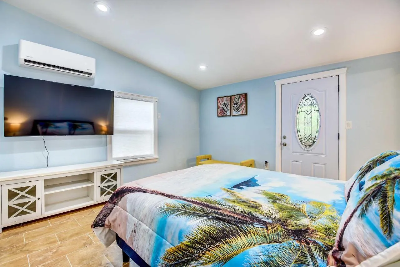 With Screened Porch, Walk To Zoo! Holiday home Sarasota