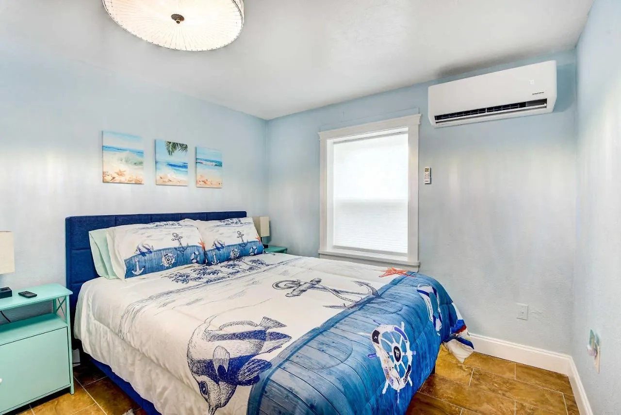With Screened Porch, Walk To Zoo! *