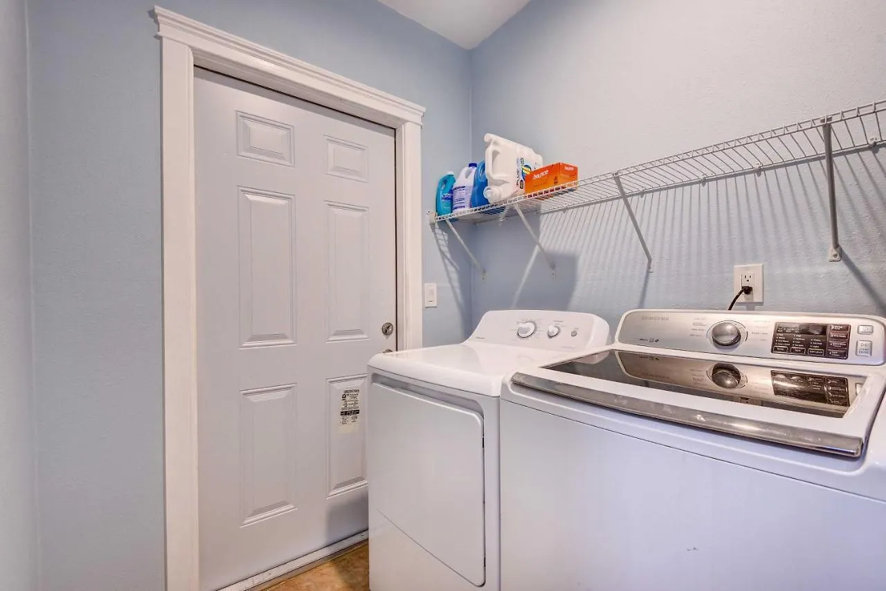 Holiday home With Screened Porch, Walk To Zoo!