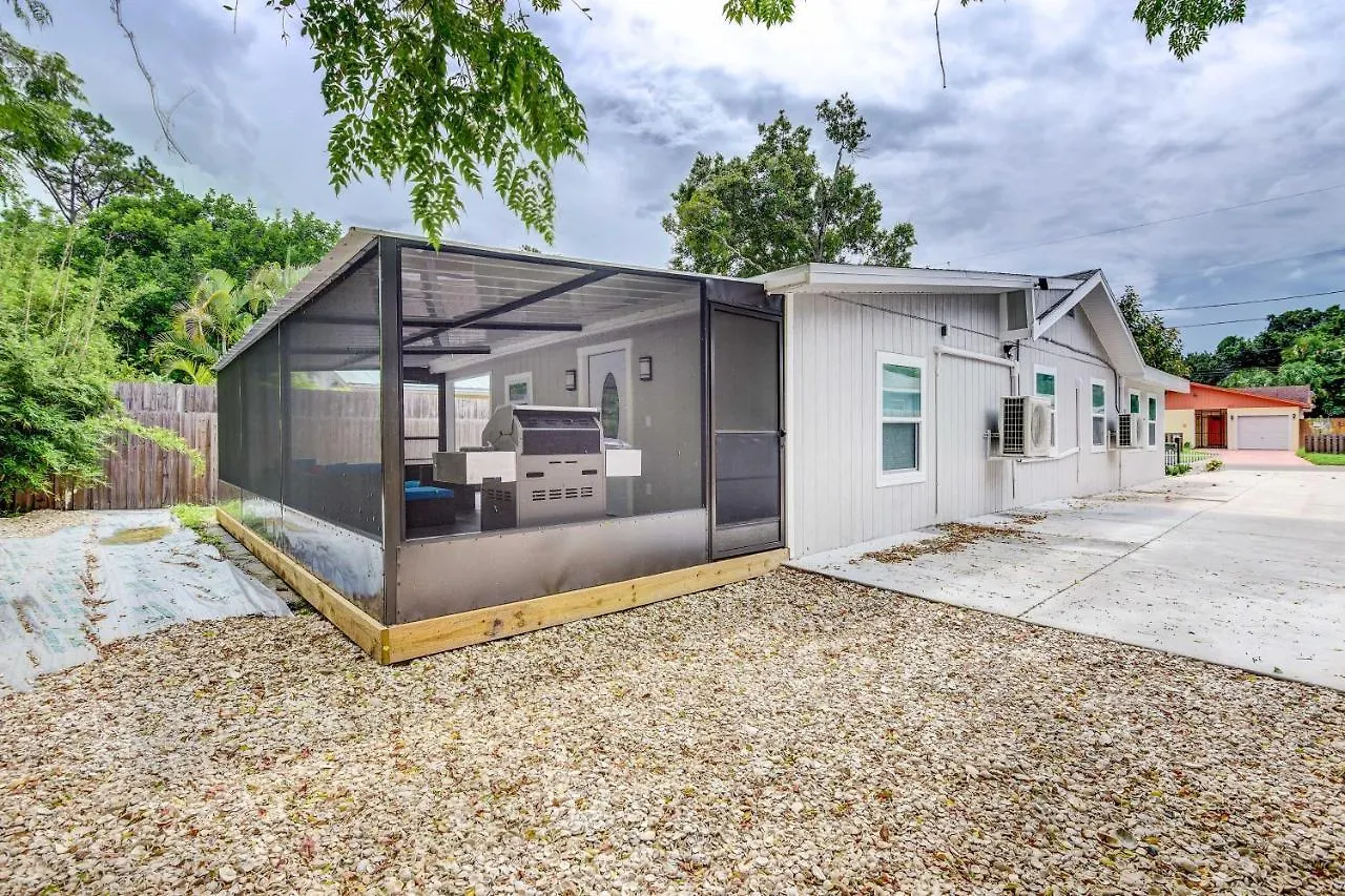 Holiday home With Screened Porch, Walk To Zoo!