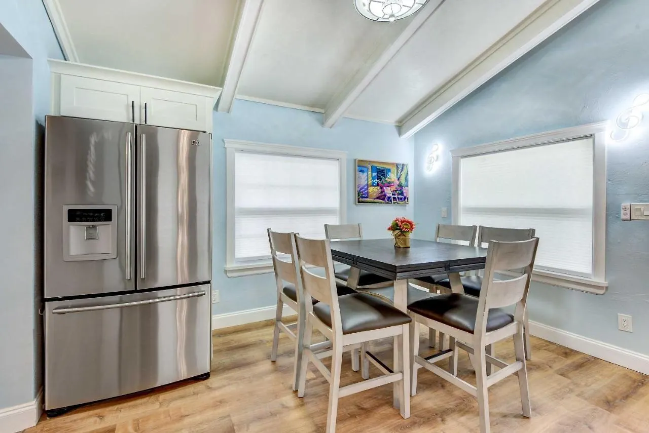 Holiday home With Screened Porch, Walk To Zoo! *