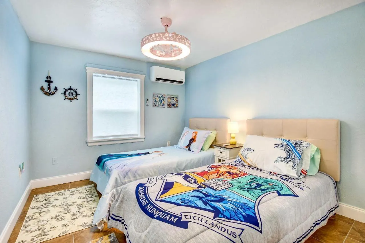 Holiday home With Screened Porch, Walk To Zoo! *