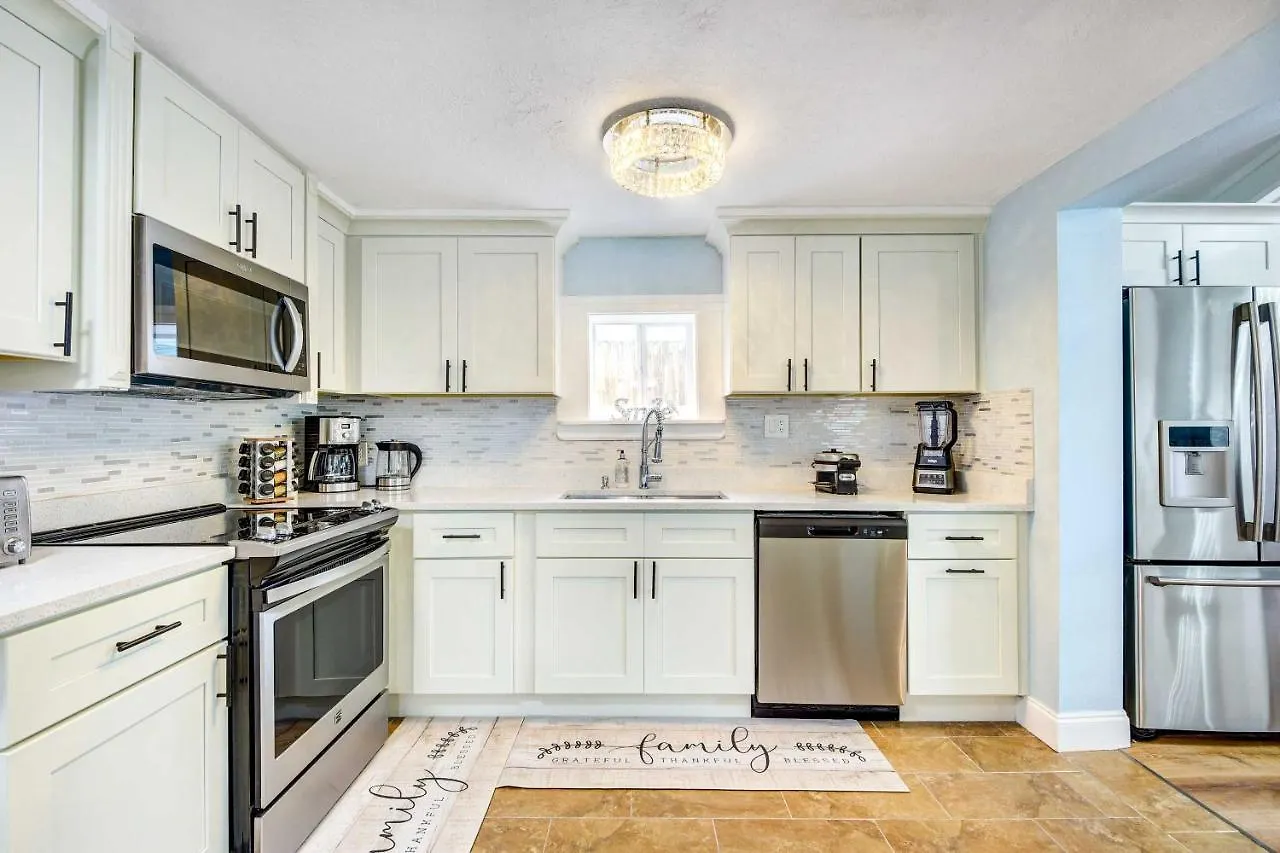 With Screened Porch, Walk To Zoo! *