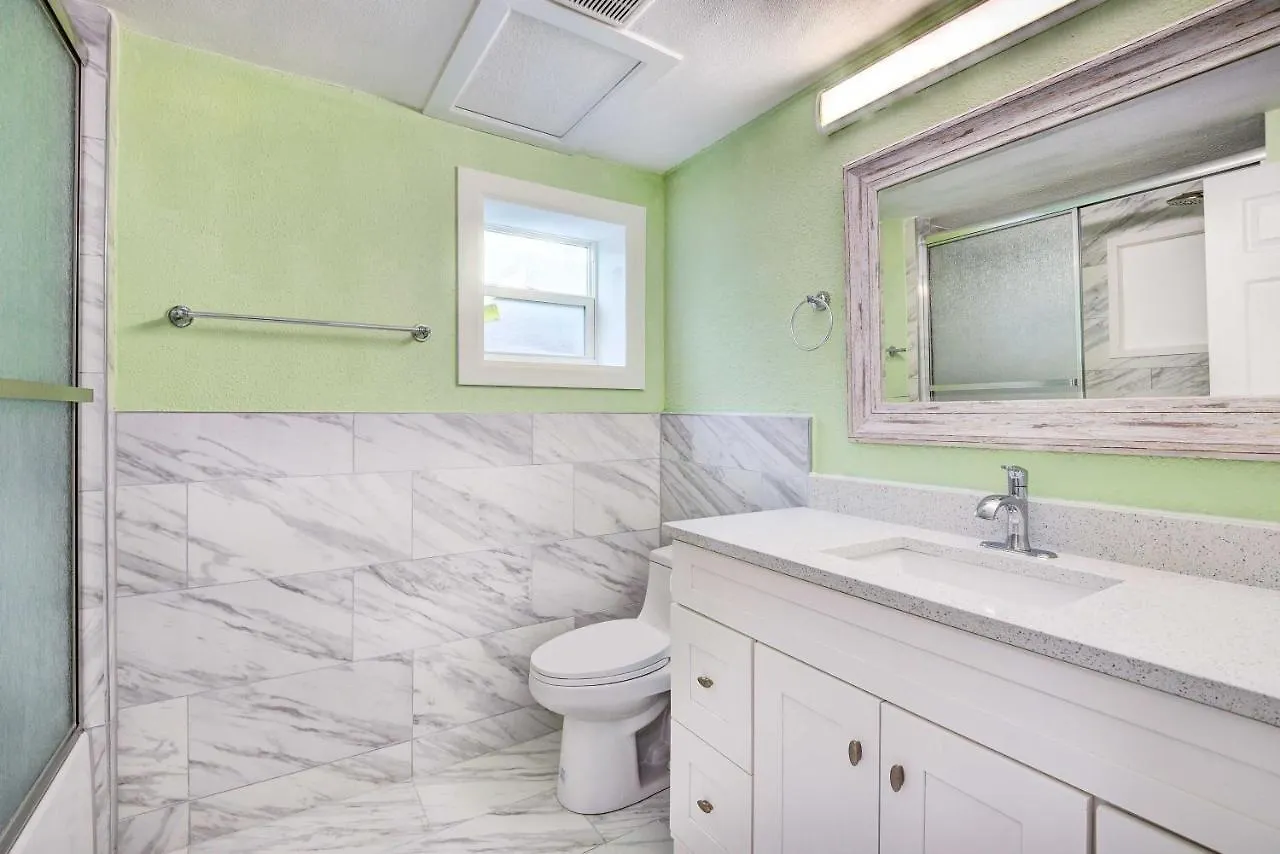 With Screened Porch, Walk To Zoo! Holiday home Sarasota