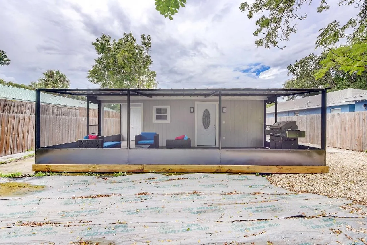 With Screened Porch, Walk To Zoo! Holiday home *