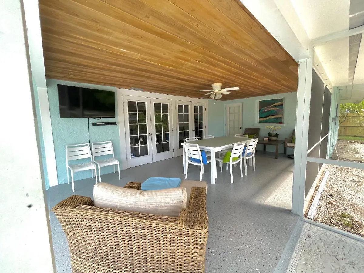 Clematis House Near Arlington Park With Heated Pool Holiday home *
