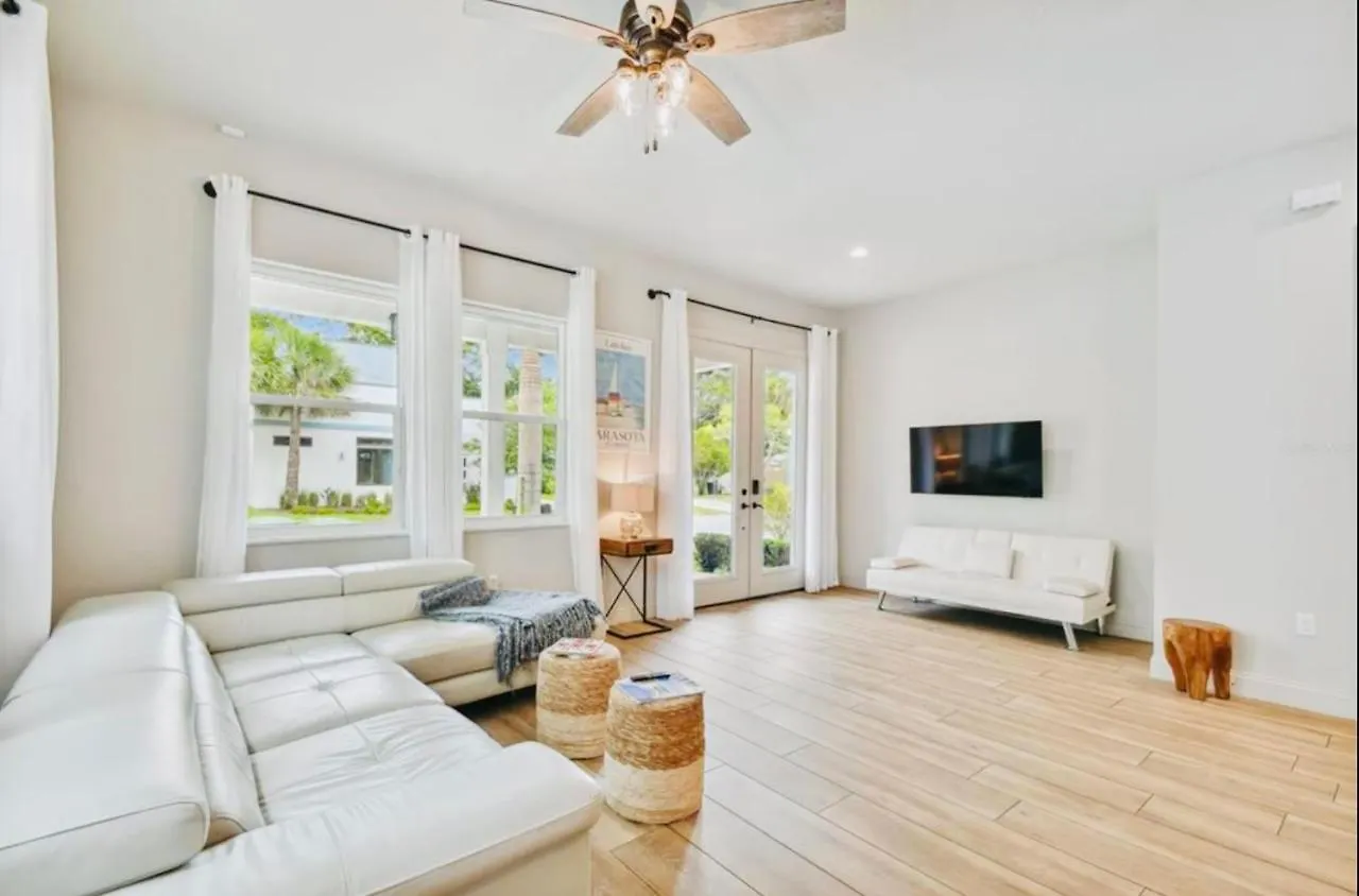 Beach-town Pet-friendly Downtown @ 10 Acre Park-629 Sarasota