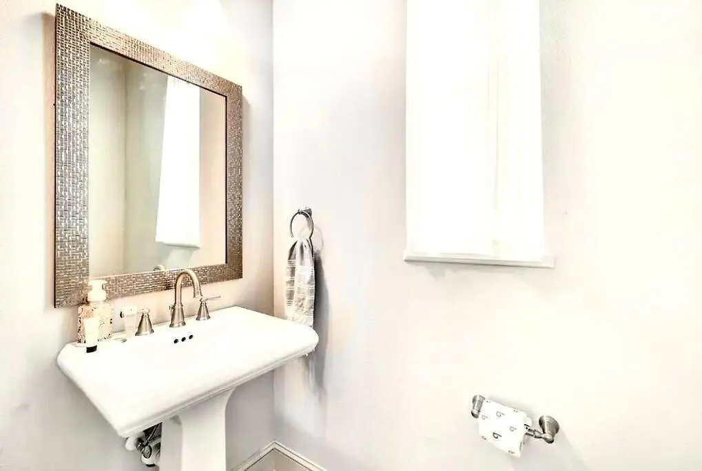 Beach-town Pet-friendly Downtown @ 10 Acre Park-629