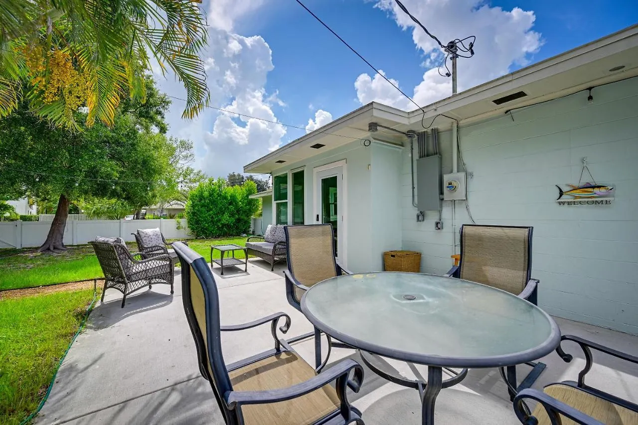 Sunny With Private Yard And Fire Pit!