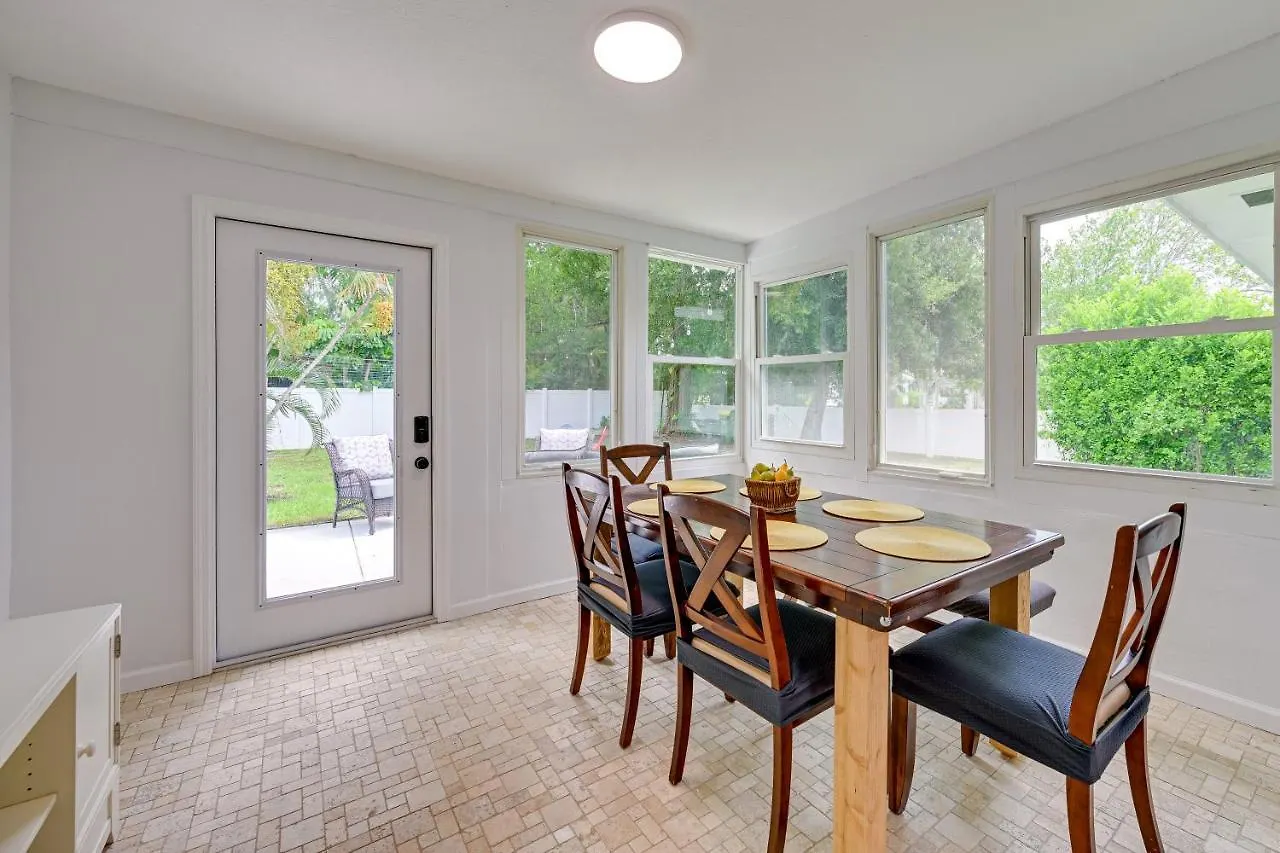 Sunny With Private Yard And Fire Pit!
