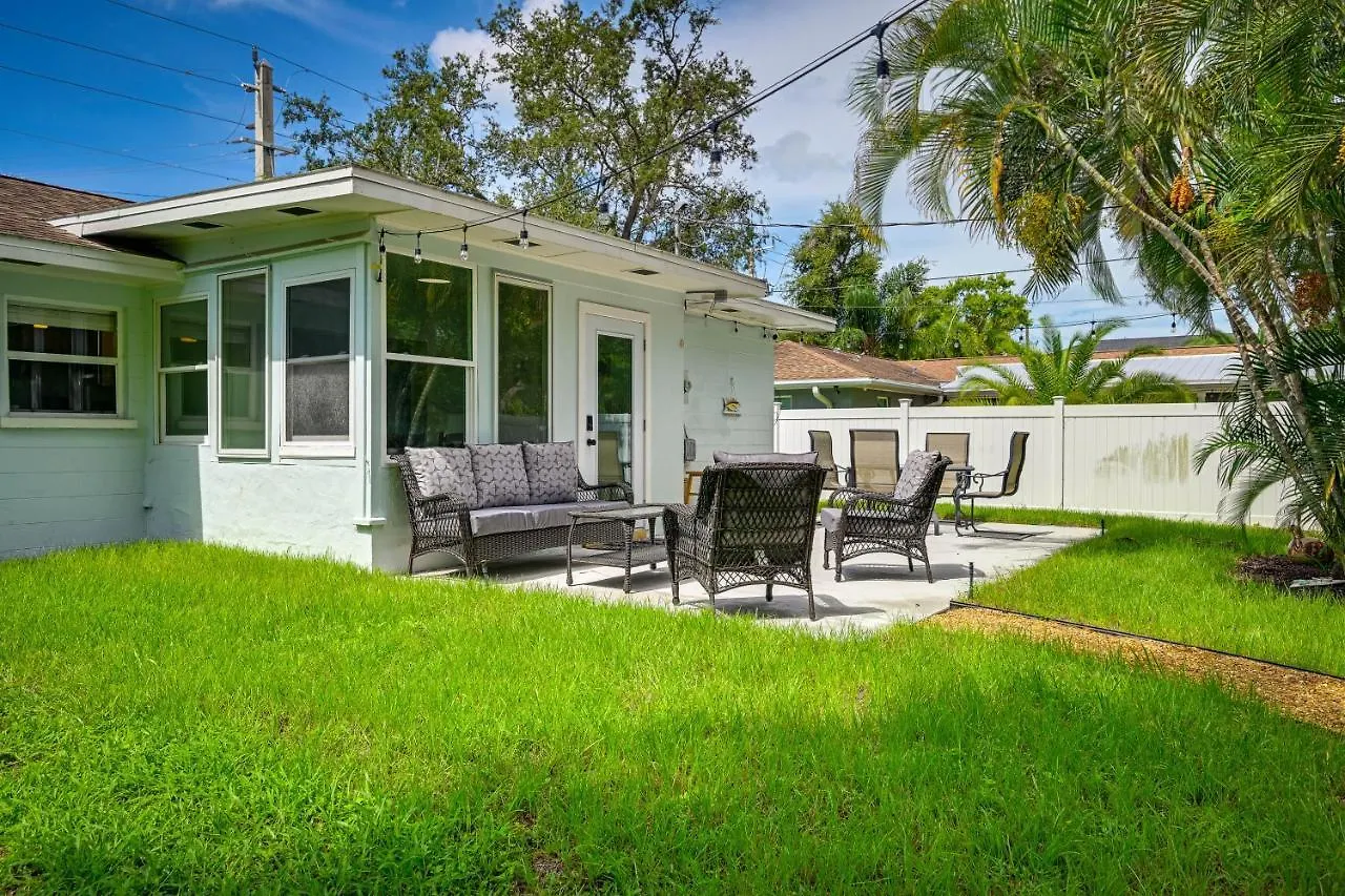 Sunny With Private Yard And Fire Pit! Holiday home Sarasota