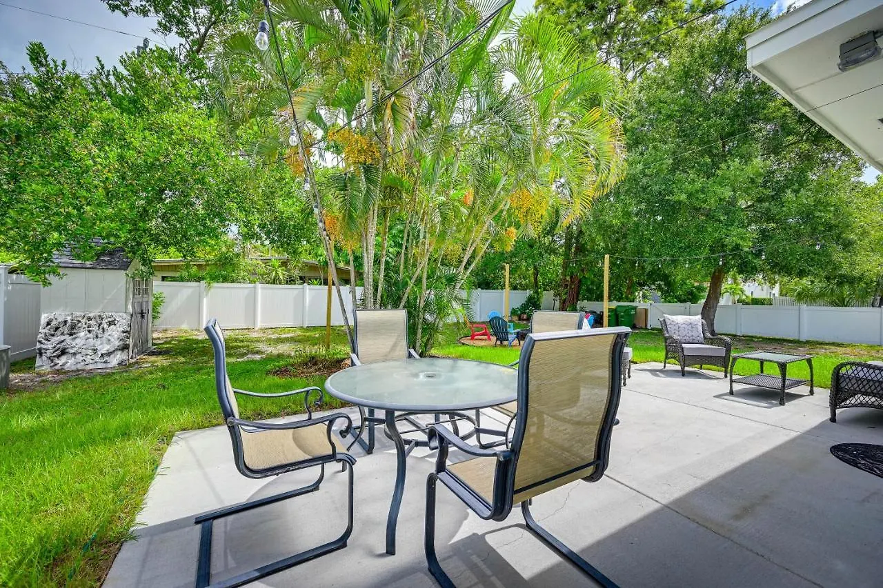 Sunny With Private Yard And Fire Pit! Holiday home Sarasota