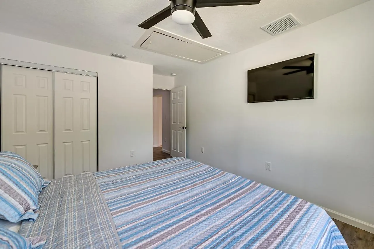 Sunny With Private Yard And Fire Pit! * Sarasota