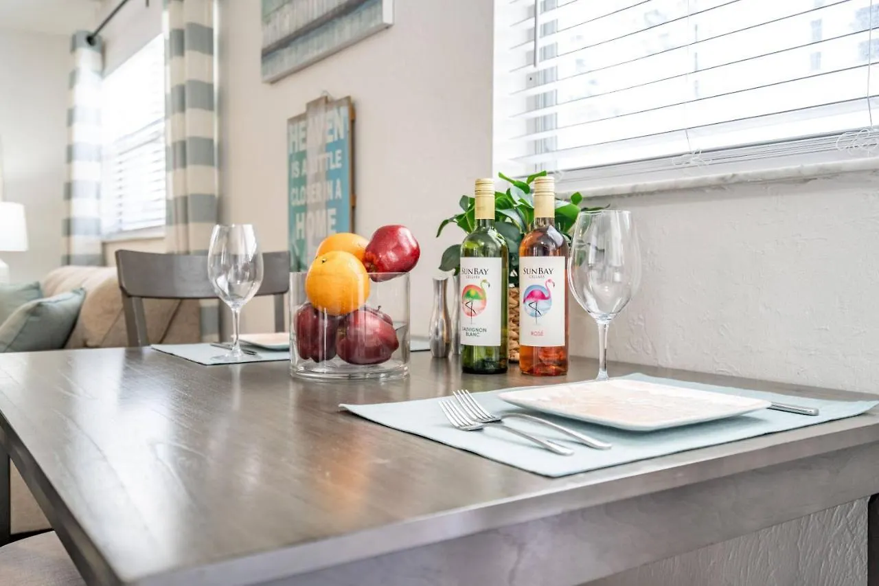 2bed 1bath Minutes To Downtown, Beaches, Restaurants, Theaters And *