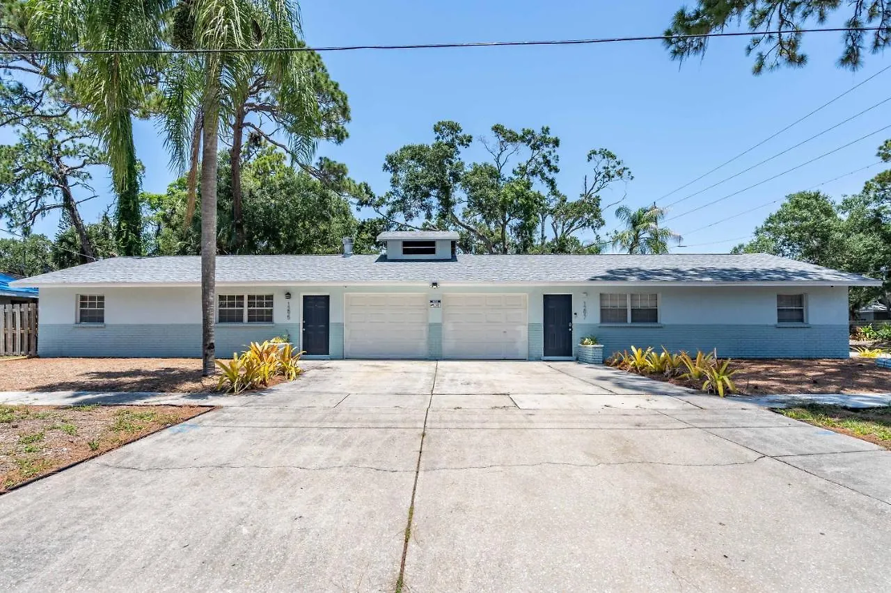 Apartment 2bed 1bath Minutes To Downtown, Beaches, Restaurants, Theaters And *