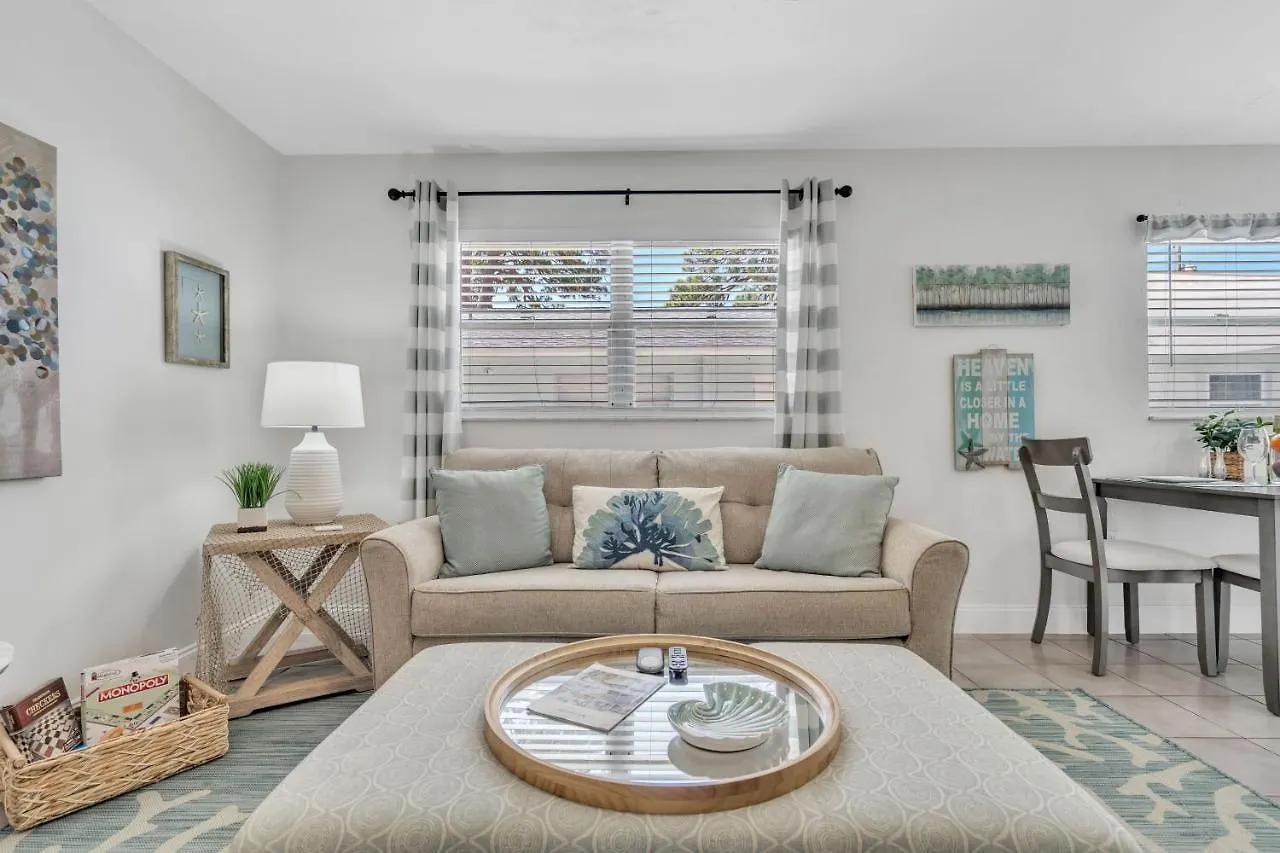 Apartment 2bed 1bath Minutes To Downtown, Beaches, Restaurants, Theaters And *