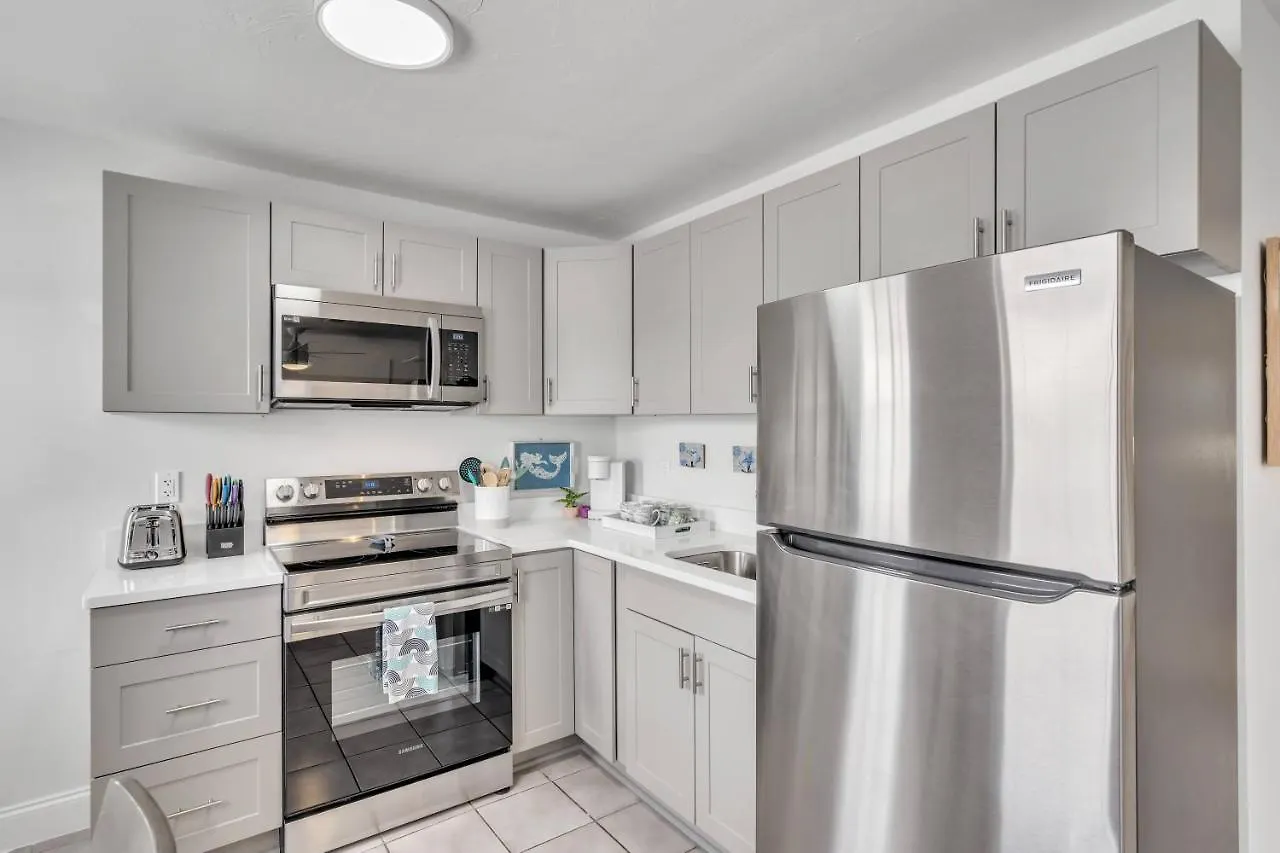 2bed 1bath Minutes To Downtown, Beaches, Restaurants, Theaters And Apartment Sarasota
