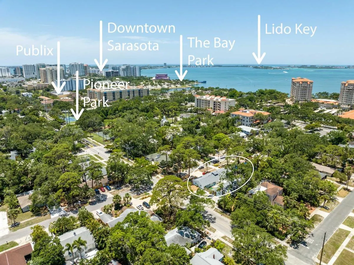 Apartment 2bed 1bath Minutes To Downtown, Beaches, Restaurants, Theaters And *
