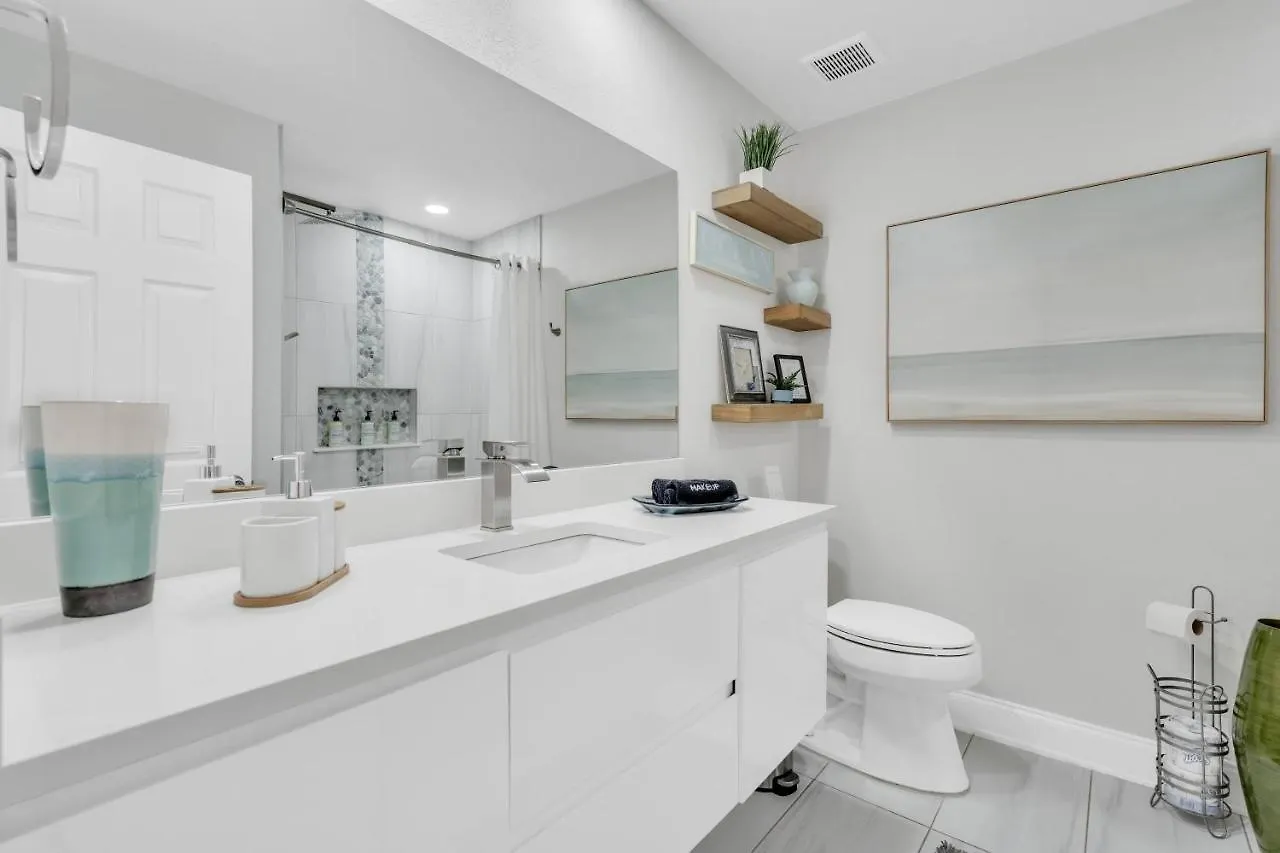 Apartment 2bed 1bath Minutes To Downtown, Beaches, Restaurants, Theaters And