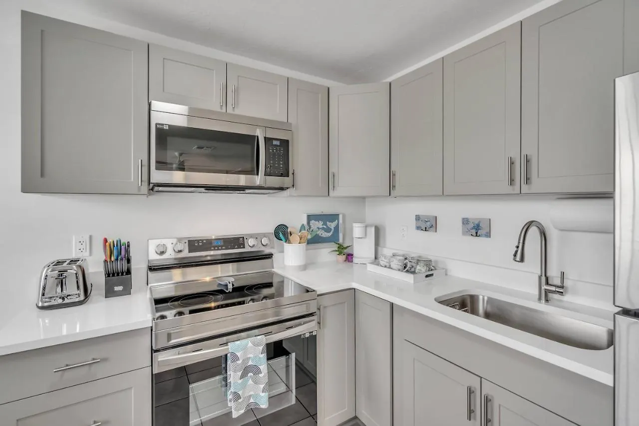 Apartment 2bed 1bath Minutes To Downtown, Beaches, Restaurants, Theaters And *
