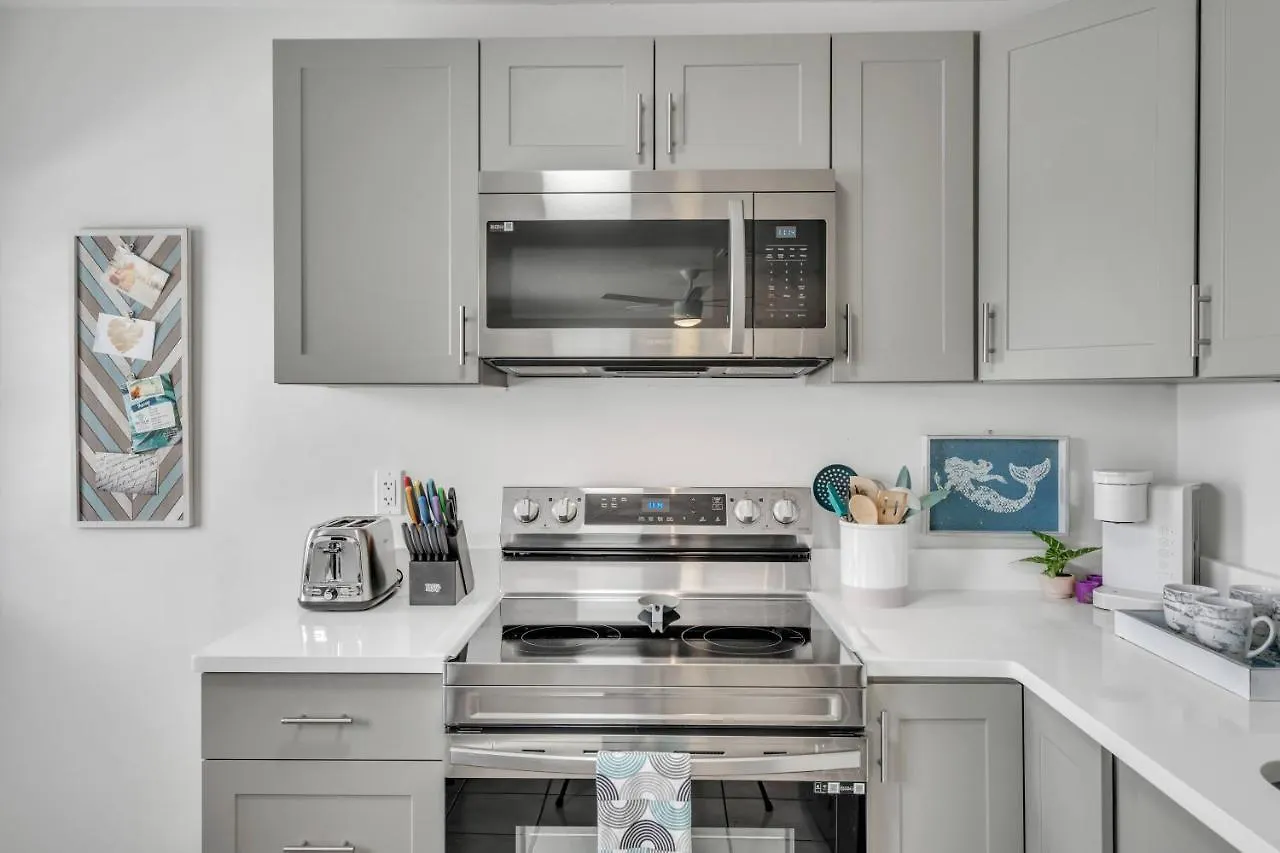 2bed 1bath Minutes To Downtown, Beaches, Restaurants, Theaters And Apartment *