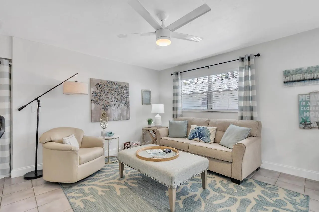 2bed 1bath Minutes To Downtown, Beaches, Restaurants, Theaters And Apartment *