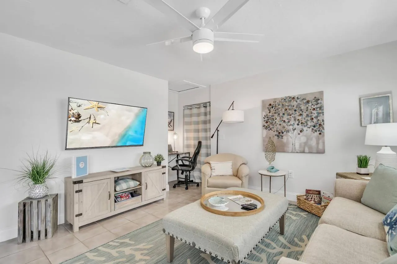 2bed 1bath Minutes To Downtown, Beaches, Restaurants, Theaters And *