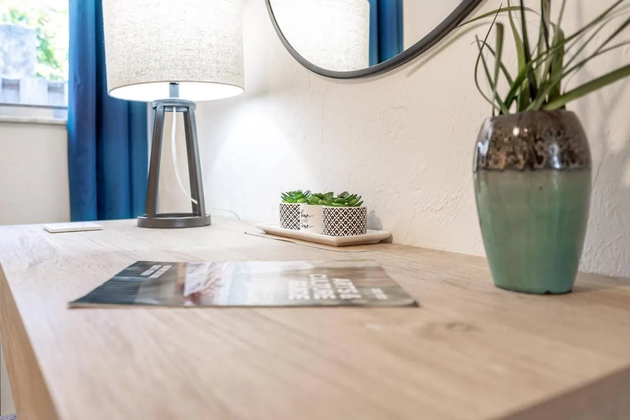 2bed 1bath Minutes To Downtown, Beaches, Restaurants, Theaters And *