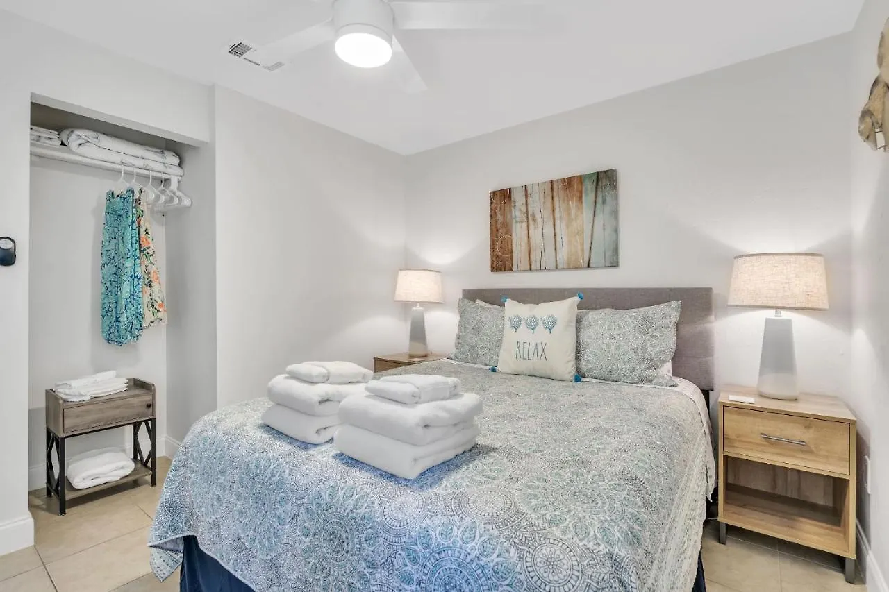 2bed 1bath Minutes To Downtown, Beaches, Restaurants, Theaters And Apartment *