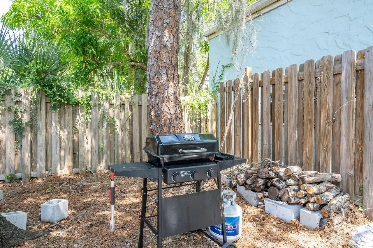 2bed 1bath Minutes To Downtown, Beaches, Restaurants, Theaters And Apartment *