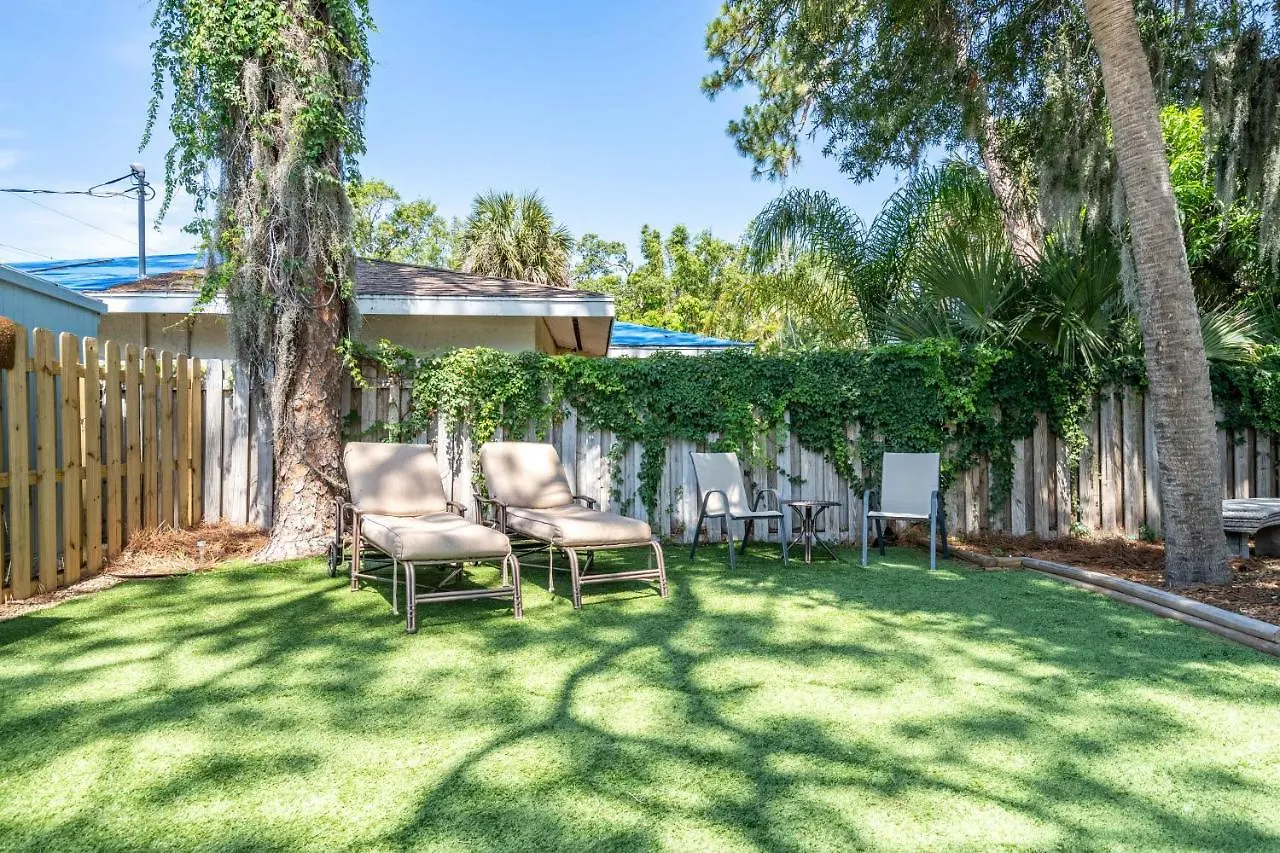 2bed 1bath Minutes To Downtown, Beaches, Restaurants, Theaters And *