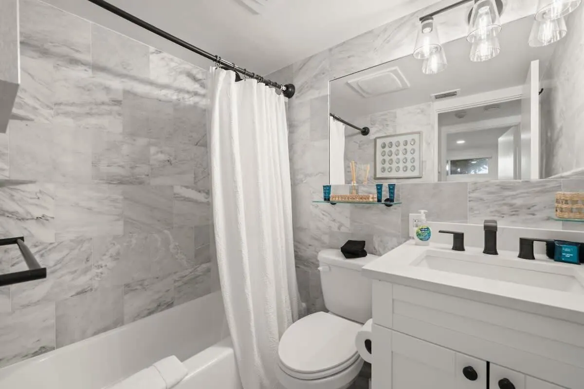 New! Kingston - Newly Renovated With Pool & Hot Tub, Walk To The Beach! 萨拉索塔